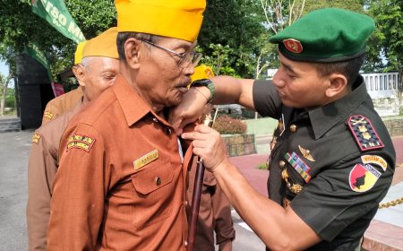 Sentuhan Kasih dan Penghormatan Dandim 0812 Lamongan kepada Veteran