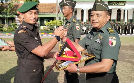 Dandim 0812/Lamongan Beri Penghargaan kepada Anggota Purna Tugas