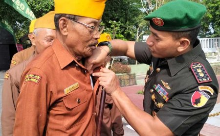 Sentuhan Kasih dan Penghormatan Dandim 0812 Lamongan kepada Veteran di Momen Hari Juang TNI AD