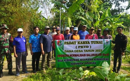 Babinsa di Lamongan Gotong Royong Bersama Warga Sukseskan Program Padat Karya Tunai Desa 