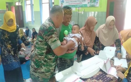 Babinsa di Blitar Dampingi Posyandu Balita dan Cek Kesehatan Anak Penderita Stunting