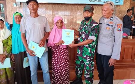 Babinsa Koramil 0812/19 Laren Dampingi Penyerahan Sertifikat Tanah Program PTSL