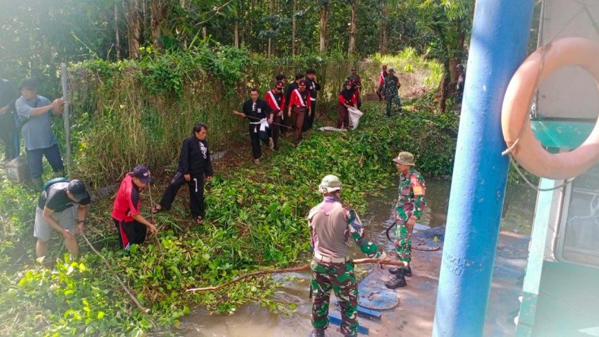 Cegah Terjadinya Banjir, Kodim 0808/Blitar Gelar Karya Bakti Pembersihan Sungai Brantas