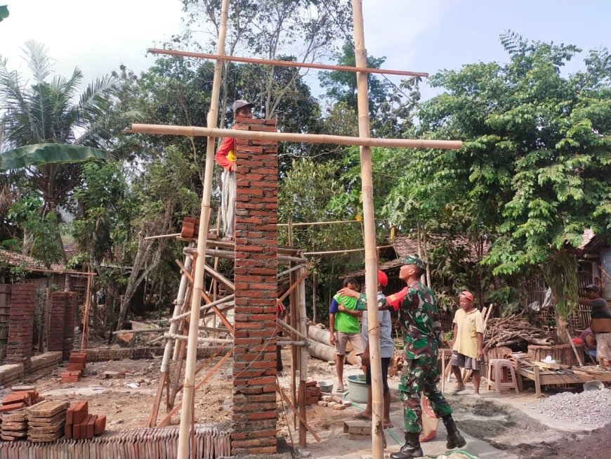 Sertu Bambang bersama Warga Gotong royong Membangun Rumah Warga Kurang Mampu 