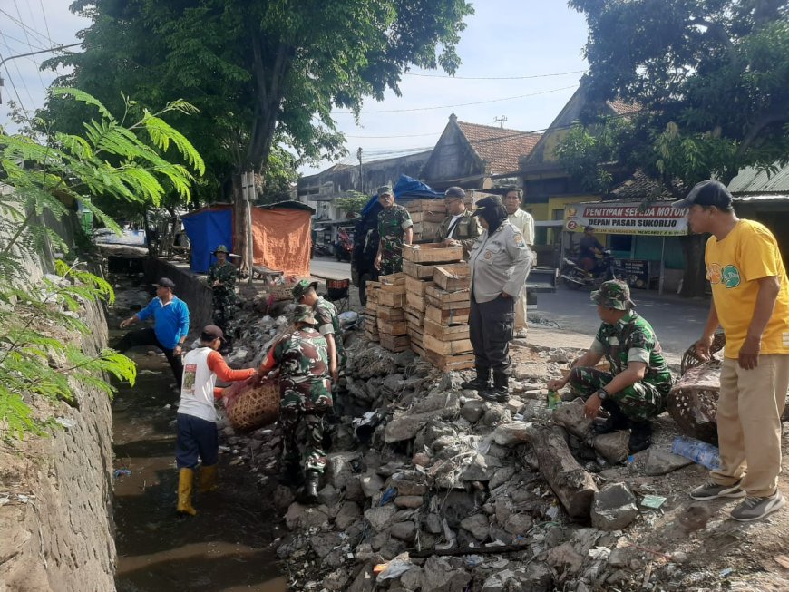 Babinsa Koramil 23/Sukorejo Bersama Warga Bersihkan Saluran Air di Desa Glagahsari