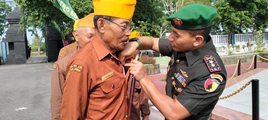 Sentuhan Kasih dan Penghormatan Dandim 0812 Lamongan kepada Veteran