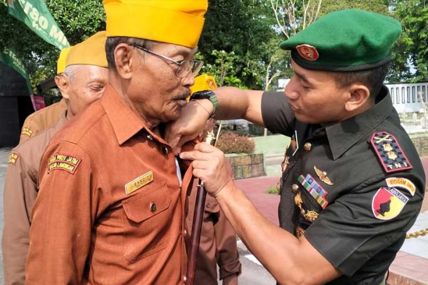 Sentuhan Kasih dan Penghormatan Dandim 0812 Lamongan kepada Veteran di Momen Hari Juang TNI AD