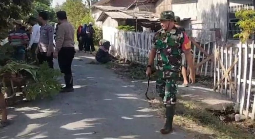 Masyarakat dan TNI-Polri di Desa Kumbangsari Berjibaku Bersihkan Sampah untuk Antisipasi Jentik Nyamuk