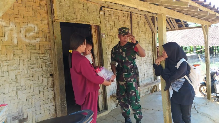 Wujud Kepedulian Kodim Blitar, Babinsa Koramil Wates Bersama Bidan Desa Pantau Kesehatan Anak Penderita Stunting