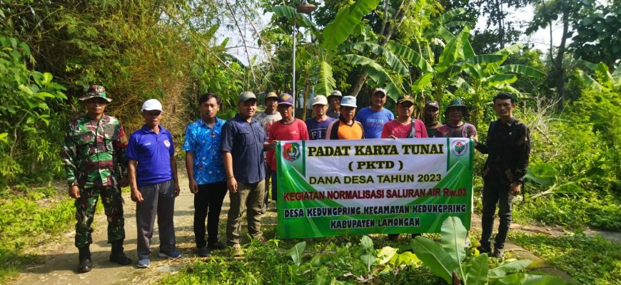 Babinsa di Lamongan Gotong Royong Bersama Warga Sukseskan Program Padat Karya Tunai Desa 