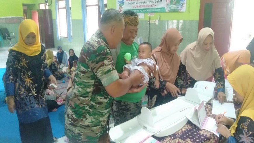 Babinsa di Blitar Dampingi Posyandu Balita dan Cek Kesehatan Anak Penderita Stunting