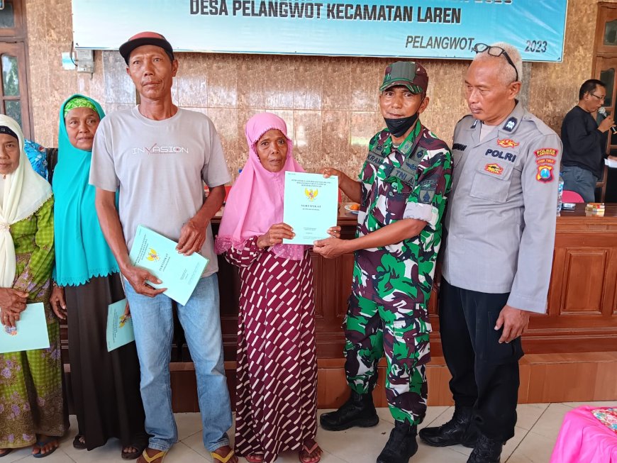 Babinsa Koramil 0812/19 Laren Dampingi Penyerahan Sertifikat Tanah Program PTSL