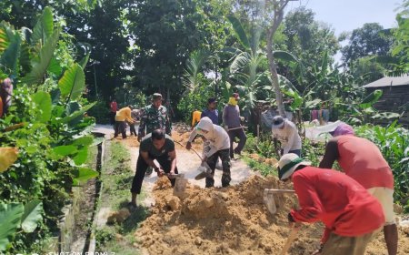 Koramil 0812/06 Ngimbang Turut Serta Kerja Bakti Meningkatkan Mobilisasi dan Kesejahteraan