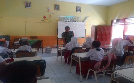 Tanamkan Disiplin Sejak Dini, Anggota Koramil Wates Laksanakan Kegiatan Babinsa Masuk Sekolah