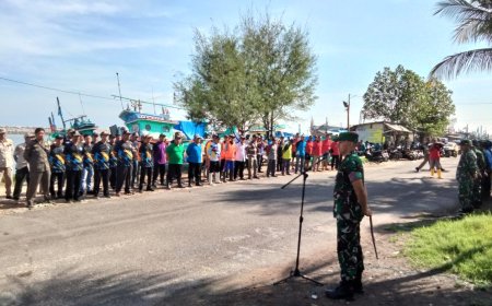 Kodim 0812/Lamongan dan Masyarakat Bersatu Bersihkan Saluran Air dalam Program Kamis Bersinergi
