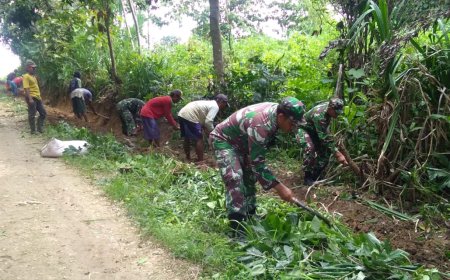 Cegah Banjir, Koramil 0812/10 Babat Gotong-royong Membuat Saluran Air 