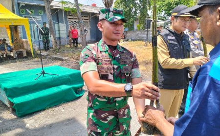 TNI-Polri, Pemda dan Masyarakat Lamongan Kompak Bersihkan Pantai dan Tanam Mangrove 