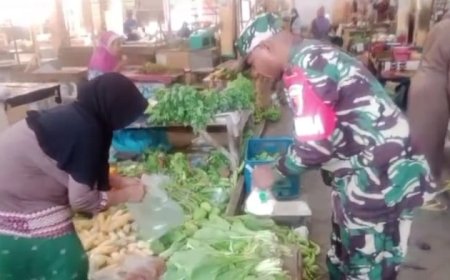 Babinsa Sertu Dominggus Mengukir Senyum Kemanusiaan di Wajah Warga