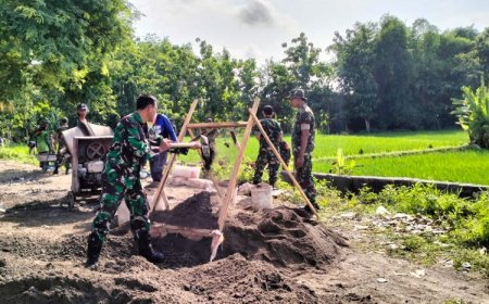 Kisah Inspiratif Babinsa Koramil Ngimbang Bergandengan Tangan Membangun Irigasi 