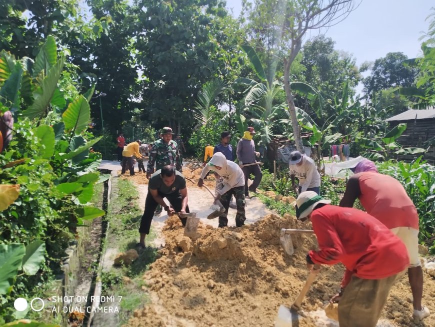 Koramil 0812/06 Ngimbang Turut Serta Kerja Bakti Meningkatkan Mobilisasi dan Kesejahteraan