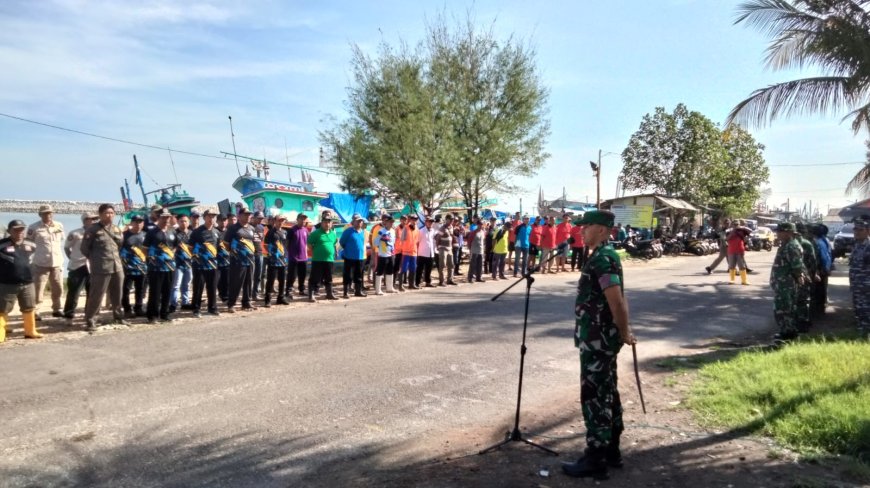 Kodim 0812/Lamongan dan Masyarakat Bersatu Bersihkan Saluran Air dalam Program Kamis Bersinergi