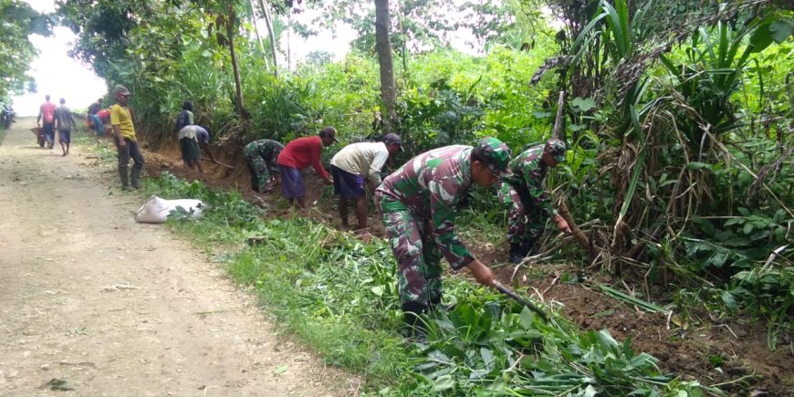 Cegah Banjir, Koramil 0812/10 Babat Gotong-royong Membuat Saluran Air 