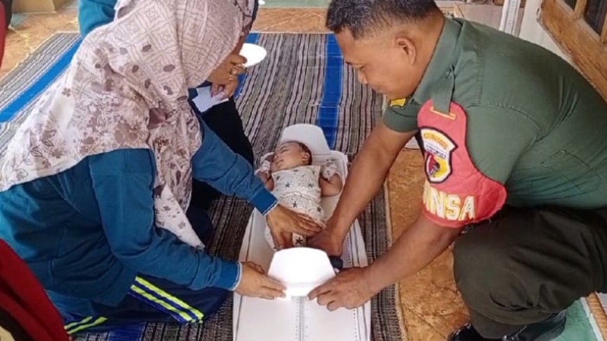 Babinsa di Blitar Dampingi Posyandu Anak Penderita Stunting 