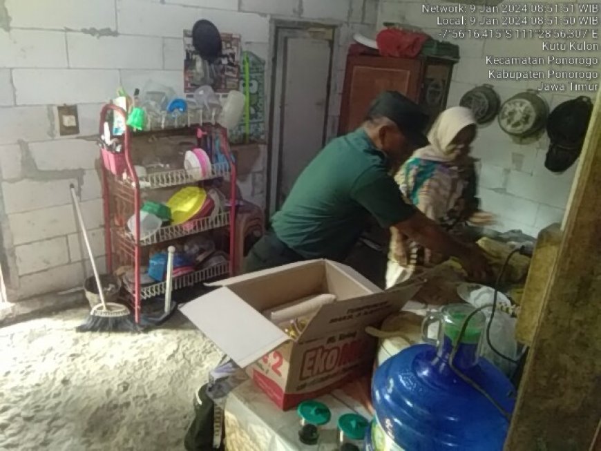 Masuk Dapur, Upaya Babinsa Kodim 0802/Ponorogo Bantu Warga Kurang Mampu