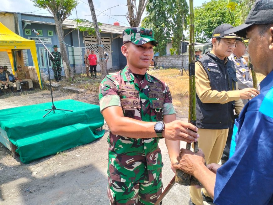 TNI-Polri, Pemda dan Masyarakat Lamongan Kompak Bersihkan Pantai dan Tanam Mangrove 