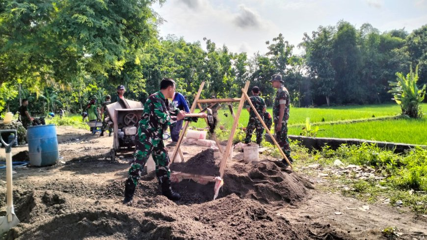 Kisah Inspiratif Babinsa di Lamongan Bergandengan Tangan Membangun Irigasi 