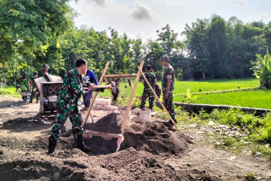 Kisah Inspiratif Babinsa Koramil Ngimbang Bergandengan Tangan Membangun Irigasi 