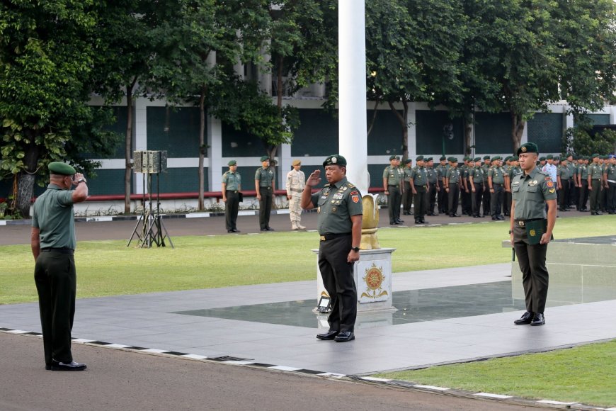 Kaskostrad Mayjen TNI Farid Makruf Pimpin Upacara 17-an Bulan Januari