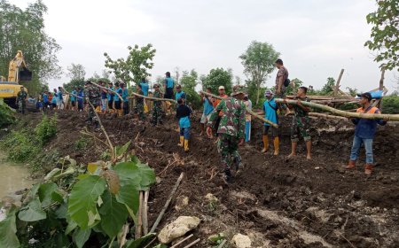 Gerak cepat, Anggota Jajaran Kodim 0812/Lamongan Bantu Perbaikan Tanggul Sungai Plalangan yang Jebol