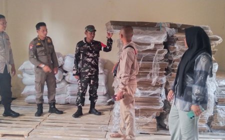 TNI dan Polri Kawal Penerimaan Logistik dari KPUD Kabupaten Lamongan