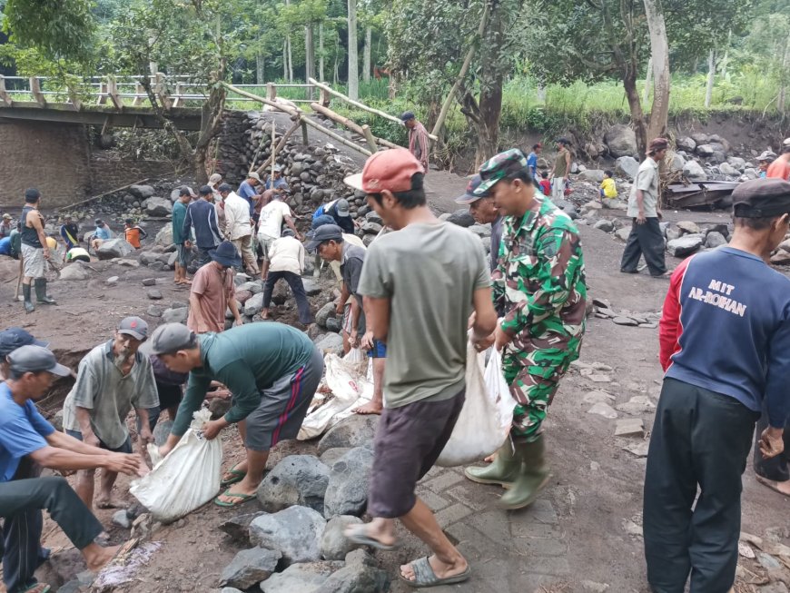 Kerja Bakti Masal Dipimpin Danramil Lumbang, Warga Diberikan Motivasi untuk Gotong Royong