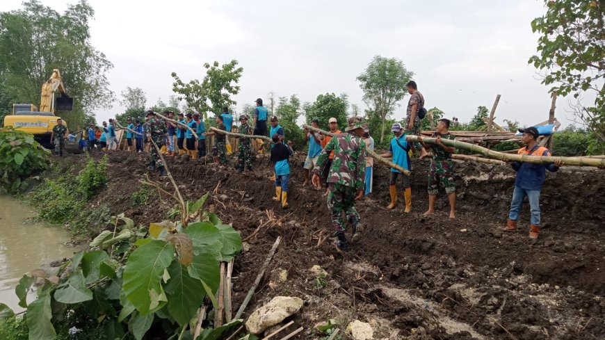 Gerak cepat, Anggota Jajaran Kodim 0812/Lamongan Bantu Perbaikan Tanggul Sungai Plalangan yang Jebol