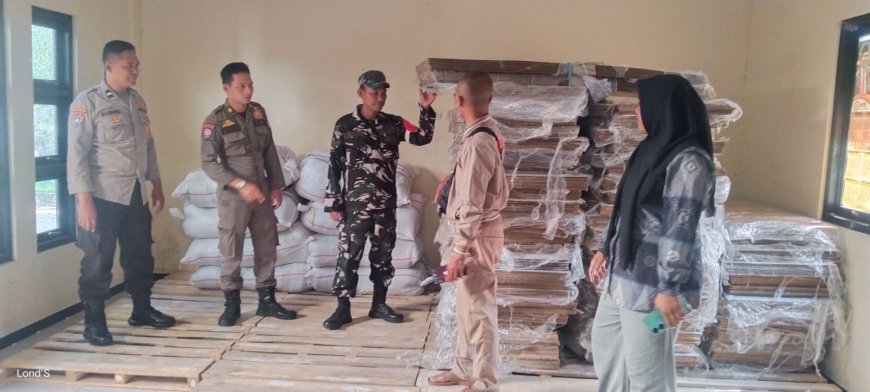 TNI dan Polri Kawal Penerimaan Logistik dari KPUD Kabupaten Lamongan