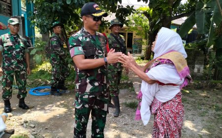 Cerita Manis Satgas TMMD dan Mbah Lasmiyati Penerima Bantuan di Desa Brengkok