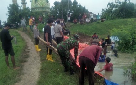 Sungai Bengawan Solo Meluap, TNI, Polri, BPBD dan Warga di Lamongan Berjibaku Perbaiki Tanggul