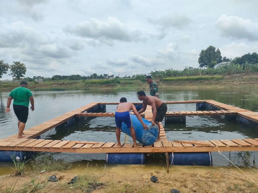 Satgas TMMD Lamongan Menanam Benih Kebaikan melalui Bibit Ikan