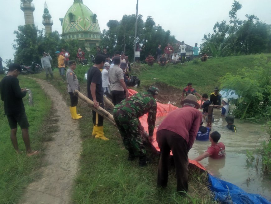 Sungai Bengawan Solo Meluap, TNI, Polri, BPBD dan Warga di Lamongan Berjibaku Perbaiki Tanggul